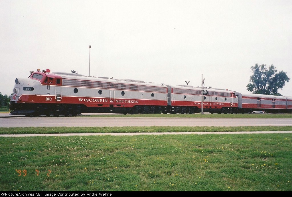 WSOR E9s crossing John Nolen Drive on their way out of town with the 1999 Circus Train